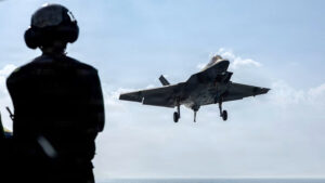 US Limits Air Defense Time Slots for Tankers in Strait of Hormuz – FT Reports